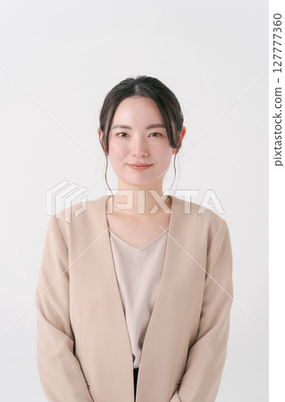 一個20多歲的女人，穿著西裝 127777360