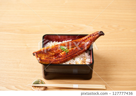 A whole grilled eel on rice 127777436