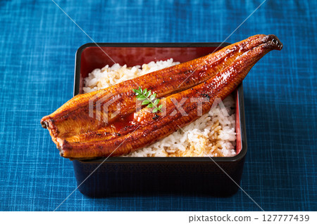 A whole grilled eel on rice 127777439