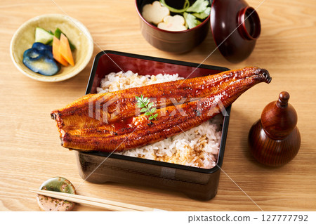 A whole grilled eel on rice 127777792