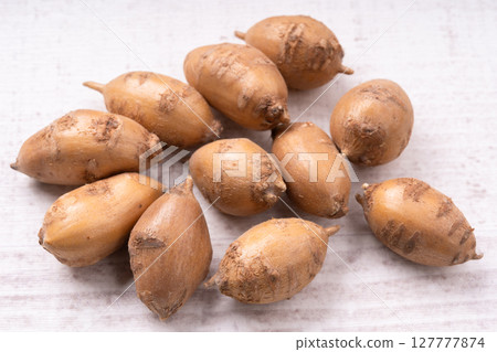 Apios (Uno) 127777874