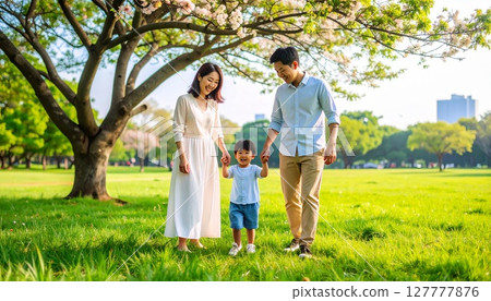 Illustration of a Japanese family playing in the park 127777876