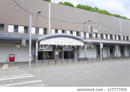 札幌市營地鐵真駒內站外觀（景點與週邊設施系列） 127777908