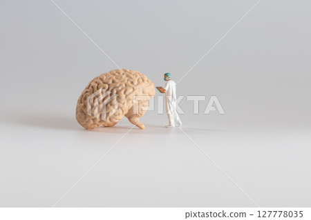 微型醫師檢查大腦模型 127778035