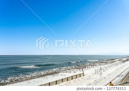 Abashiri, Hokkaido: The platform and tracks at Kitahama Station, facing the Sea of Okhotsk and overlooking drift ice 127778311