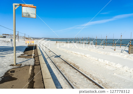 Abashiri, Hokkaido: The platform and tracks at Kitahama Station, facing the Sea of Okhotsk and overlooking drift ice 127778312