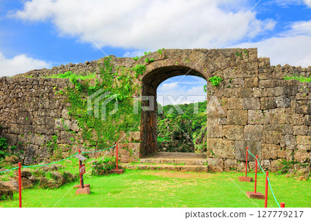 [Okinawa Prefecture] Nakagusuku Castle ruins on a clear day (Southern Bailey, First Bailey) 127779217