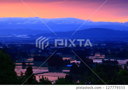 岩手縣花卷市早晨的田園風光 127779333