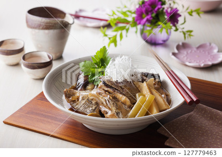 Boiled sea bream and sake 127779463