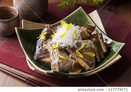 煮鯛魚和清酒 煮鯛魚和清酒 127779571