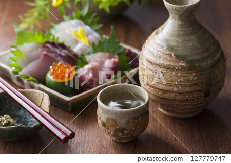Sake and 4 kinds of sashimi 127779747