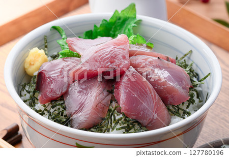 Bonito bowl (fresh raw bonito bowl) Seafood bowl 127780196
