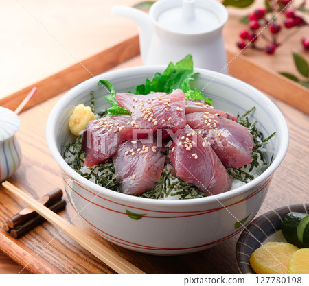 Bonito bowl (fresh raw bonito bowl) Seafood bowl 127780198