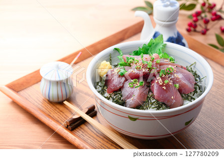 Bonito bowl (fresh raw bonito bowl) Seafood bowl 127780209
