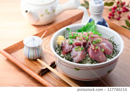 Bonito bowl (fresh raw bonito bowl) Seafood bowl 127780210