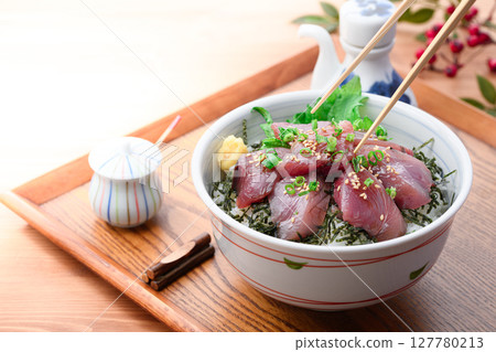 Bonito bowl (fresh raw bonito bowl) Seafood bowl Bonito bowl (fresh raw bonito bowl) Seafood bowl 127780213