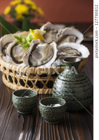 清酒和生牡蠣 127780812