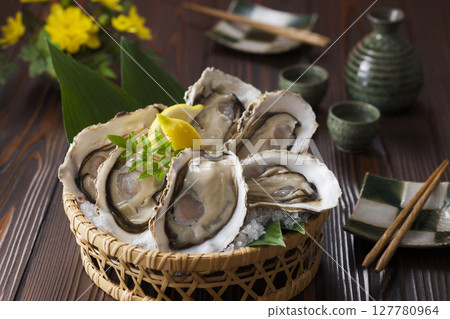 生牡蠣和清酒 生牡蠣和清酒 127780964