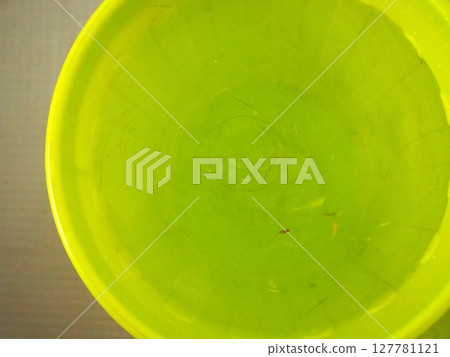 A trash can filled with plenty of water, making it easier to see dirt (right) 127781121