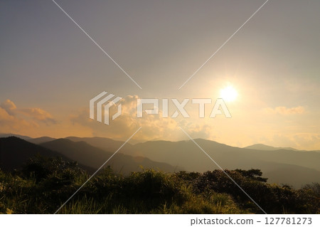 夕陽的天空,夕陽,雲彩,山脈,草原 夕陽的天空,夕陽,雲彩,山脈,草原 127781273