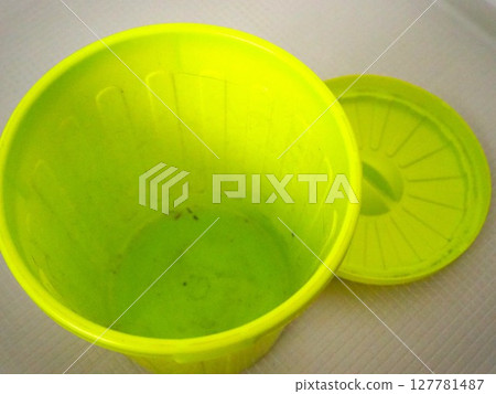 髒塑膠垃圾桶 髒塑膠垃圾桶 127781487