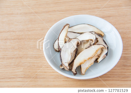Sliced dried shiitake mushrooms 127781529