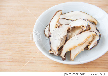 Sliced dried shiitake mushrooms 127781531