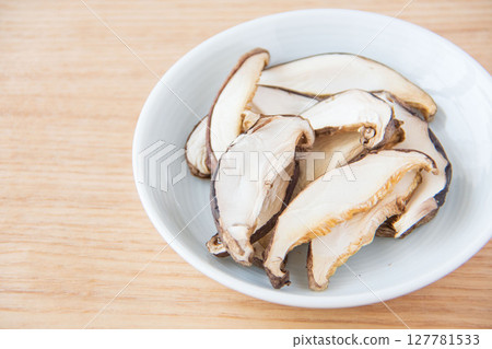 Sliced dried shiitake mushrooms Sliced dried shiitake mushrooms 127781533