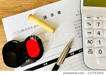 發票和計算器 發票和計算器 127781649