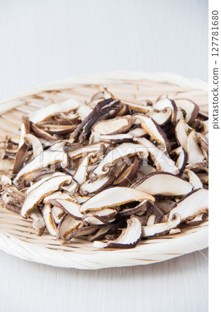 Dried Shiitake Mushroom Slices 127781680