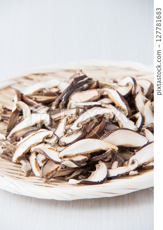 Dried Shiitake Mushroom Slices 127781683