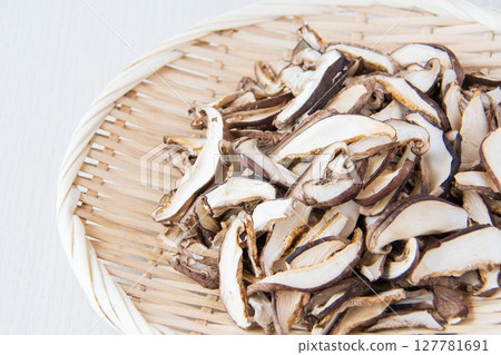 Dried Shiitake Mushroom Slices 127781691