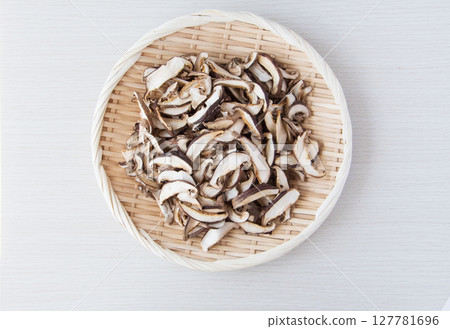Dried Shiitake Mushroom Slices 127781696