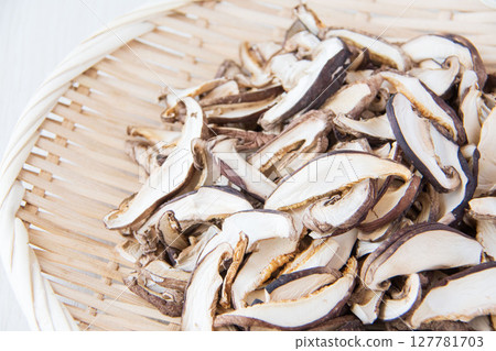Dried Shiitake Mushroom Slices 127781703