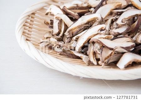 Dried Shiitake Mushroom Slices 127781731