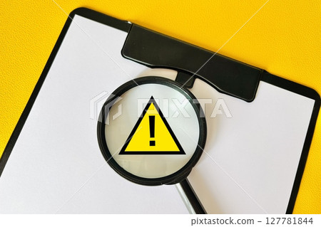 放大鏡、警告標記和黃色背景 127781844