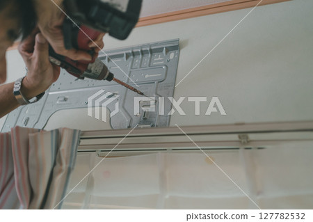 Install the back panel of the air conditioner Install the back panel of the air conditioner 127782532