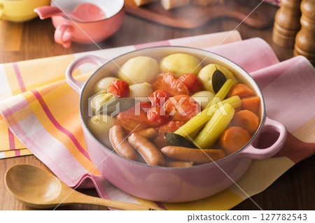 Tomato Pot-au-feu Tomato Pot-au-feu 127782543