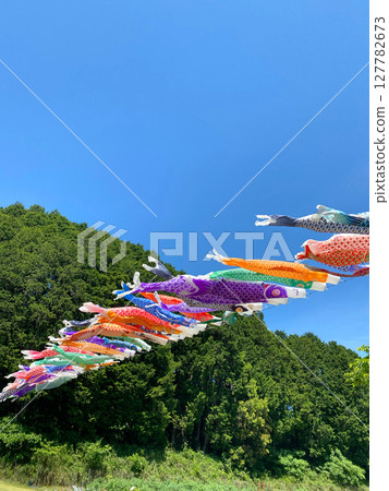 鯉魚旗在高空中隨風飄揚 鯉魚旗在高空中隨風飄揚 127782673