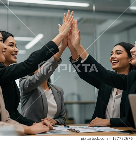 工作在辦公室的微笑的女實業家 工作在辦公室的微笑的女實業家 127782676
