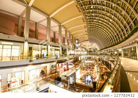 Interior view of the Shoppes at the Marina Bay Sands in Singapore, which is home to a mall, theatre, celebrity chef restaurants, a casino, and more. 127783432