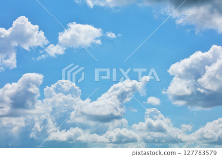 夏天藍天和雲彩 夏天藍天和雲彩 127783579