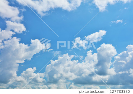 夏天藍天和雲彩 夏天藍天和雲彩 127783580