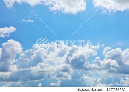 夏天藍天和雲彩 夏天藍天和雲彩 127783581