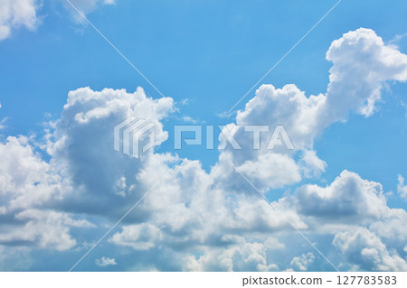 夏天藍天和雲彩 夏天藍天和雲彩 127783583