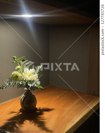 被燈光照亮的花朵 127783726