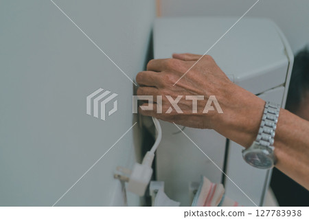 Air conditioner installation work 127783938