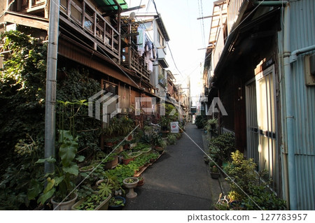 木屋林立的月島後巷風景 127783957