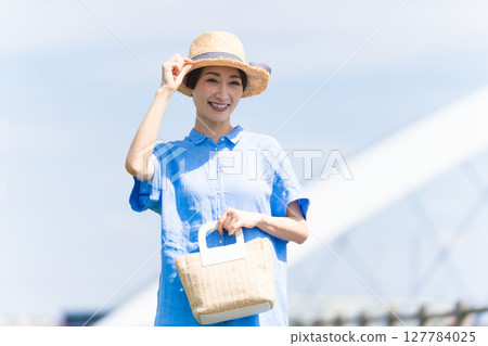 戴著草帽散步的年輕女子的生活方式形象 127784025