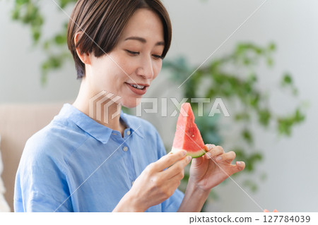 年輕女子吃西瓜的生活方式形象 127784039